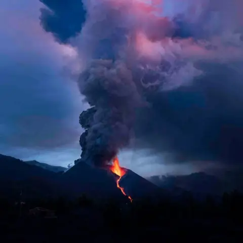 Check Out These Mesmerizing Photos of The La Palma Volcano Eruption