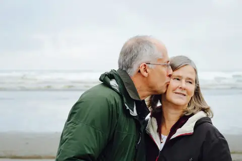 5 Best Tips On Attracting The Right Person In Your Life According to Relationship Experts